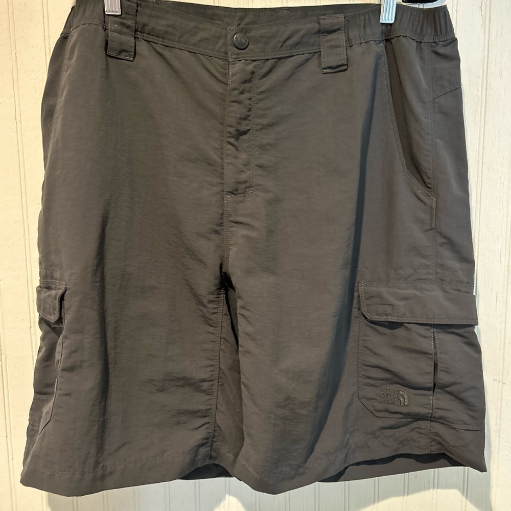 The north face nylon nwot cargo shorts men’s Sz. Large 9 inch inseam. Gorpcore